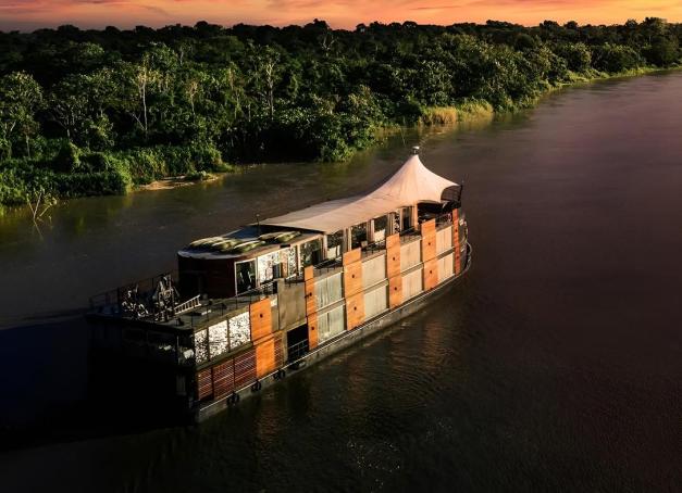 L’Amazonie se découvre idéalement depuis le fleuve. À bord, le voyage se fait au plus près de la forêt, de la faune et des villages qui bordent ses rives. Du Brésil au Pérou, certaines croisières en Amazonie se distinguent par la beauté de leur parcours, la singularité de leur bateau et la qualité de l’expérience proposée. 

