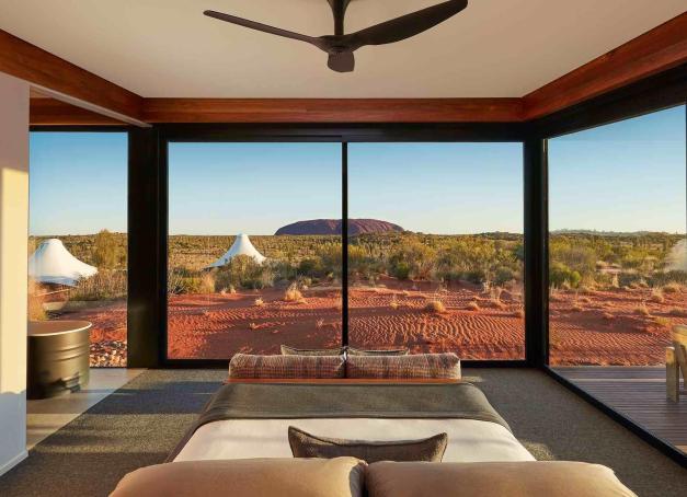 Depuis les tréfonds des forêts africaines jusqu’aux rives paisibles des lacs nordiques, découvrez notre top 10 des plus beaux écolodges d’exception où luxe, nature et responsabilité cohabitent en parfaite harmonie. Émerveillement garanti, impact réduit.