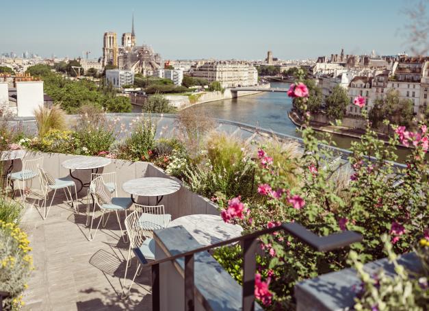 Que vous ne soyez pas encore partis en vacances ou que vous ayez besoin de les prolonger au soleil parisien, Yonder a testé et approuvé ces terrasses de palace pour siroter et grignoter chic dans la capitale.