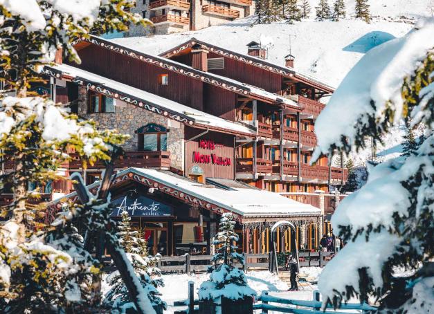 Quels sont les plus beaux hôtels de Méribel, l’une des stations de ski les plus prestigieuses des Alpes, nichée au cœur de l’immense domaine des 3 Vallées ? Découvrez notre sélection des adresses incontournables choisies par la rédaction.