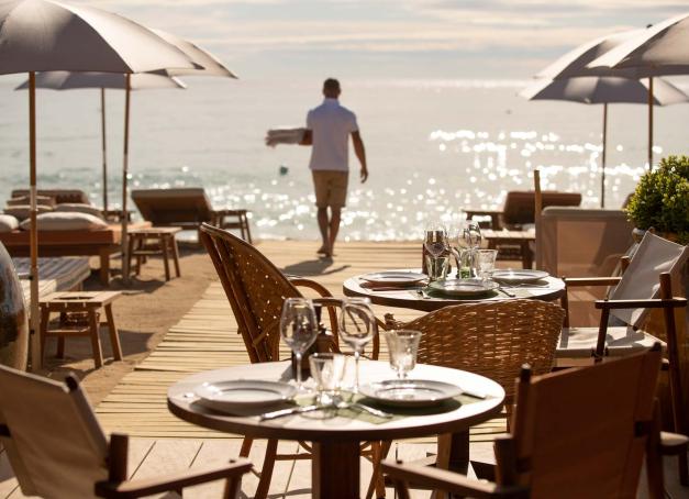 Destination star de la Côte d'Azur, Saint-Tropez s’illustre par la diversité de son offre culinaire. Sélection de 25 restaurants classés par style, entre tables gastronomiques et adresses les pieds dans le sable, sans oublier les spots festifs indissociables de la vie tropézienne.