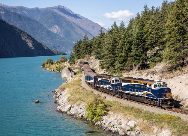C'est une croisière ferroviaire hors du commun. De Vancouver aux Rocheuses, le Rocky Mountaineer emmène ses passagers dans une traversée panoramique rythmée par des paysages grandioses.                                                    

