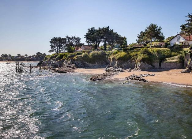 En Loire Atlantique, Pornic, station balnéaire de la Côte de Jade, constitue dès le printemps une délicieuse pause iodée. Entre soins marins, patrimoine discret, nature préservée et bonnes adresses, profitez d’une revigorante échappée au bord de l’eau. Notre mode d'emploi pour un week-end à Pornic de trois jours.
