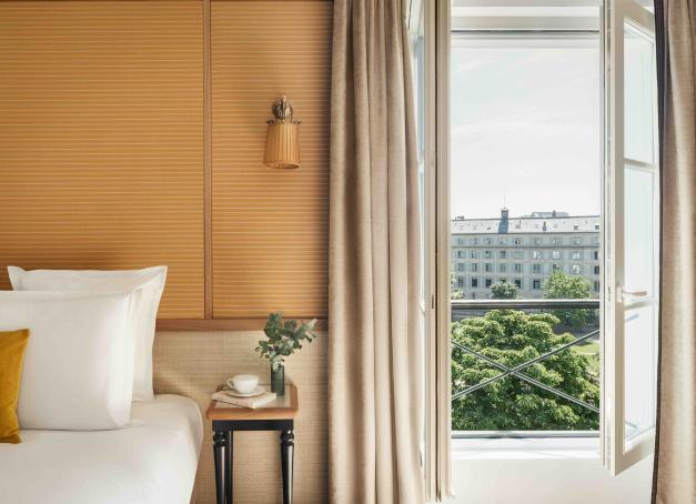Cet été 2025, le 5ᵉ arrondissement a vu germé un nouveau boutique-hôtel 4 étoiles : L’Observatoire Luxembourg. Et le moins que l’on puisse dire, c’est que le jardin du Luxembourg s’y contemple sous toutes ses coutures.