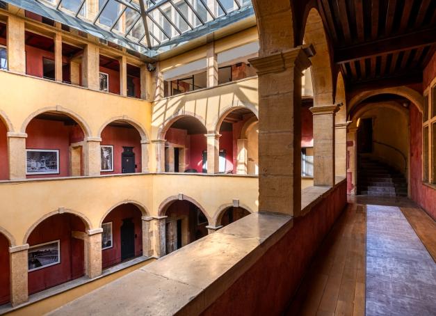 Derrière la réputation gastronomique et les bouchons, Lyon cache une ville de collines, de traboules et de quartiers qui ont chacun leur caractère. Pour un week-end en amoureux, elle offre des adresses d'une grande diversité : palaces perchés sur Fourvière, hôtels particuliers Renaissance dans le Vieux-Lyon, suites confidentielles en presqu'île. Voici cinq hôtels pour un séjour romantique dans la capitale des Gaules.