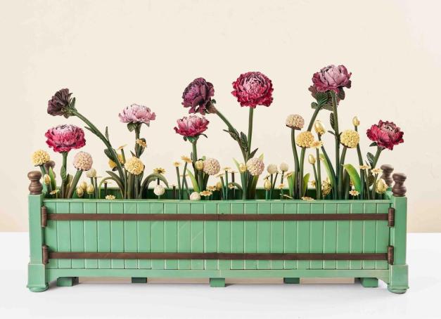 À Paris et en région, palaces, grandes maisons et chocolatiers indépendants renouvellent l'exercice de Pâques avec des créations toujours plus spectaculaires et inspirées. Voici notre sélection des plus beaux œufs en chocolat à chasser cette année.