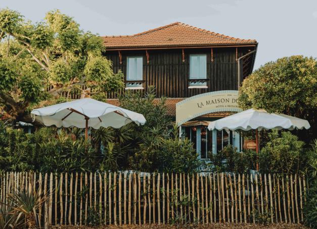 La Presqu’île du Cap Ferret, entre l’océan Atlantique et le bassin d’Arcachon, est devenue ces dernières années l’une des destinations les plus prisées du littoral français. Un succès qui n’a rien d’un hasard : ici, pas de luxe ostentatoire, mais un art de vivre authentique rythmé par les sorties en bateau, les sessions de surf, les longues balades et le plaisir de profiter d’une nature préservée.