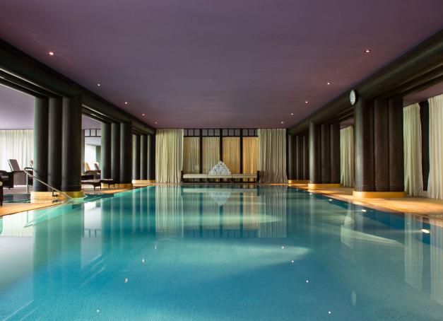 Lové dans un parc au bord du Lac Léman, la Réserve Genève Hôtel & Spa propose, dans son magnifique spa Nescens, trois nouveaux programmes qui ciblent le bien-être profond à travers des protocoles holistiques. Zoom sur la cure Better Aging au Féminin que nous avons testée.


