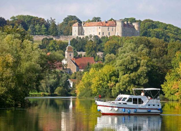 Petits ports pittoresques, châteaux au bord de l’eau, promenades à vélo ou en bateau le long de la Saône et visite de Vesoul, capitale du département, bienvenue dans une région sous les radars qui gagne à être connue.