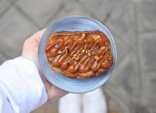 Dessert antigaspi par excellence, le pain perdu est devenu une référence sur la carte des restaurants et des brunchs. Jusqu’à s’endimancher pour devenir un dessert de luxe servi dans les palaces. Yonder vous emmène découvrir les meilleurs de la capitale.