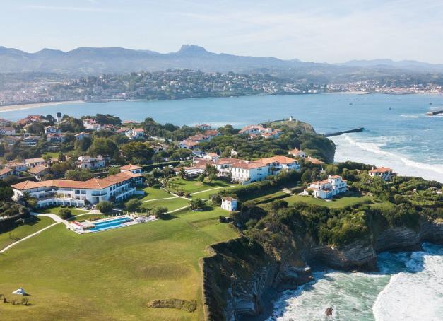 Entre l'Atlantique, les forêts de pins, les vignobles et les rives du Tarn, le Sud-Ouest regorge d'adresses où s'offrir une parenthèse à deux. De Saint-Jean-de-Luz à Albi, en passant par le Bassin d'Arcachon et les Landes, découvrez les plus beaux hôtels où s'offrir un week-end romantique dans le Sud-Ouest.