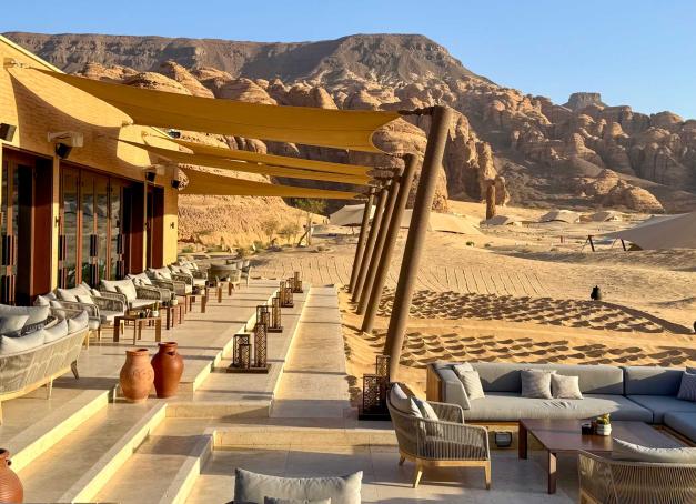 Entre tables perchées avec vue, cafés traditionnels nichés dans la vieille ville et adresses ultra contemporaines léchées, la destination historique d’Arabie Saoudite se dévoile déjà comme une escale gastronomique de premier plan. Suite à notre visite cette année, voici les 10 restaurants d’AlUla qui nous ont marqués par leur décor, leur cuisine et leur ambiance inoubliable.