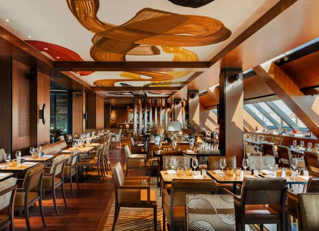 Après avoir inauguré un grand café au rez-de-chaussée, le spectaculaire hôtel Madame Rêve a dévoilé La Plume, une table « mode » aux vues panoramiques où l’assiette d’inspiration japonaise se révèle franchement convaincante.