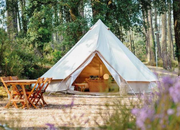 Avec ses forêts de pins à perte de vue, son énergie marine et ses dunes de sable, la côte landaise offre des escapades vibrantes dès le printemps. C'est l'occasion de vivre la slow-life à la Landaise en pratiquant des activités durables propices à la détente, et de poser ses valises dans des hébergements responsables. 