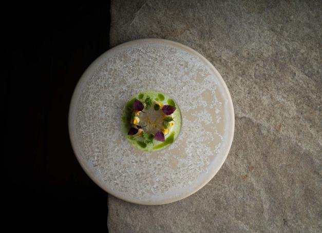 Sous la voilure aérienne du Centre Pompidou-Metz, Yozora — « ciel nocturne » en japonais — déploie un univers culinaire inattendu. Dans cette salle intimiste d’une vingtaine de couverts, le chef étoilé Charles Coulombeau, déjà aux commandes de La Maison dans le Parc à Nancy, orchestre une partition qui marie les inspirations japonaises et coréennes aux plus beaux produits du terroir lorrain. Une jolie découverte, entre technicité millimétrée et émotions franches.

