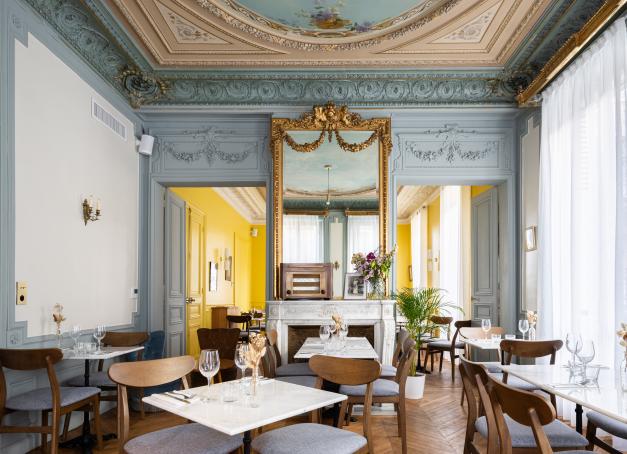 Le tout nouvel hôtel 4 étoiles le charmant a ouvert ses portes à Saint-Ouen en début d’année pour le plus grand plaisir des franciliens souhaitant séjourner loin de la cohue parisienne, à seulement quelques stations de métro du centre de la capitale. Une maison de campagne au charme d’antan en pleine ville pour les réunions de famille intimistes et autres séjours parisiens au calme.