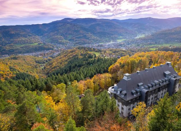 Sur les hauteurs de la vallée de Munster, le Domaine de Haslach rouvre ses portes après sept ans de rénovation. Ancien sanatorium transformé en hôtel 4 étoiles, le lieu propose une expérience immersive entre nature, bien-être et panorama sur le massif des Vosges. 