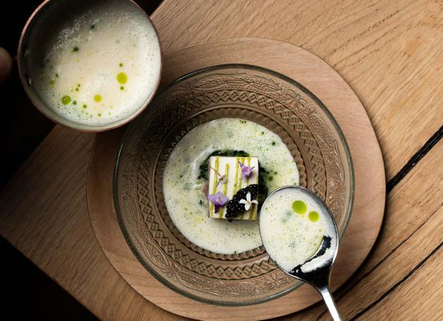 De passage à la Cité des Ducs de Bretagne ? Découvrez vite nos plus savoureuses adresses nantaises entre croisière culinaire, table étoilée, cave à manger et street food amélioré. 

