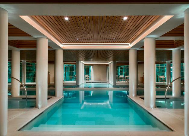 En altitude, les spas d'hôtel offrent des rituels conçus pour soulager les muscles fatigués, revitaliser l'énergie ou simplement se détendre. Ces adresses de bien-être en altitude invitent à retrouver l'harmonie du corps et de l'esprit. Explorez nos hôtels spa à la montagne favoris dans les Alpes françaises (et les Pyrénées).
