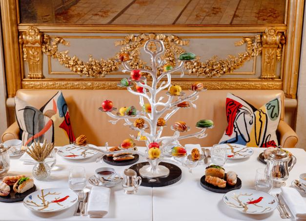 Au Meurice, Cédric Grolet réinvente le tea-time du Dalí en une dégustation à part entière. Une expérience gourmande et très construite, où le salé dialogue avec des fruits en trompe-l’œil miniatures et des pâtisseries servies encore tièdes.