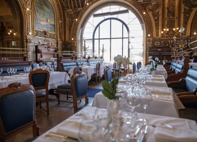 Institutions intemporelles de la capitale, les brasseries font partie de l’âme de Paris. Derrière leurs banquettes en moleskine, leurs serveurs en tablier et leurs cartes célébrant les grands classiques de la cuisine française, elles racontent un art de vivre que le monde entier nous envie. Des adresses historiques aux tables les plus animées, découvrez notre sélection des brasseries parisiennes préférées.
