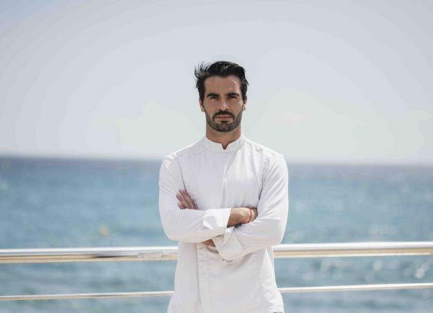 La plupart des gens ont découvert Ilane Tinchant dans le programme Top Chef de cette année, petit prodige de Fabien Ferré dans la brigade cachée, mais cela fait pourtant déjà un an, jour pour jour, qu'il est à la tête d'un restaurant gastronomique avec vue, et de plus en plus en vue...