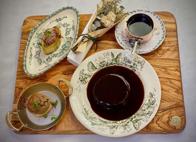 Éric Fréchon, Jean-François Piège, Pierre Hermé… Le lièvre à la royale, Everest de la cuisine française, a ses adeptes. Et même un championnat du monde qui le célèbre chaque année. La 6ème édition s’est déroulée le 28 octobre à Romorantin, dans le Loir-et-Cher. Bravo au médaillé d’or Thibault Nizard, aux commandes du restaurant gastronomique l’Aube à Paris, ouvert en avril 2023.