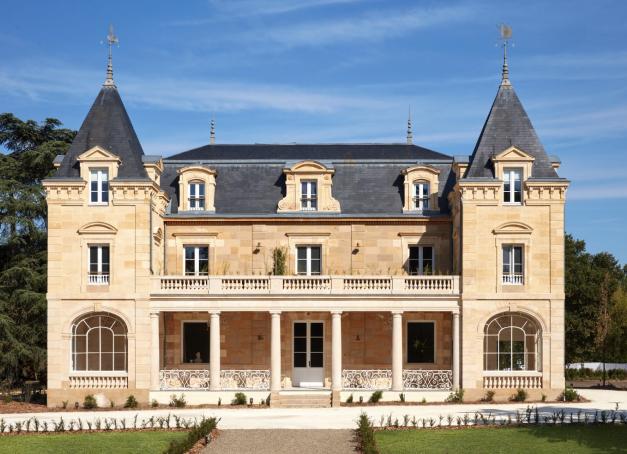 À une vingtaine de minutes de Bordeaux, Château Léognan dévoile un décor de vignes, de forêt et de parc propice à la déconnexion. Philippe et Chantal Miecaze, venus au vin par passion plutôt que par héritage, y ont créé une maison 5 étoiles encore en devenir. Elle séduit déjà par sa sincérité, sa générosité et son vignoble, qui fait pleinement partie du séjour.