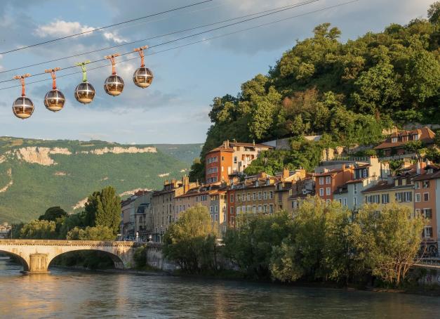 Que faire à Grenoble et ses environs pour un week-end de 2 ou 3 jours Jadis capitale de Dauphiné, aujourd’hui de l’Isère, Grenoble occupe une position géographique enviable dont ses habitants profitent à l’envi... Que faire à Grenoble (et ses environs) pour un week end de 2 ou 3 jours : suivez le guide.
