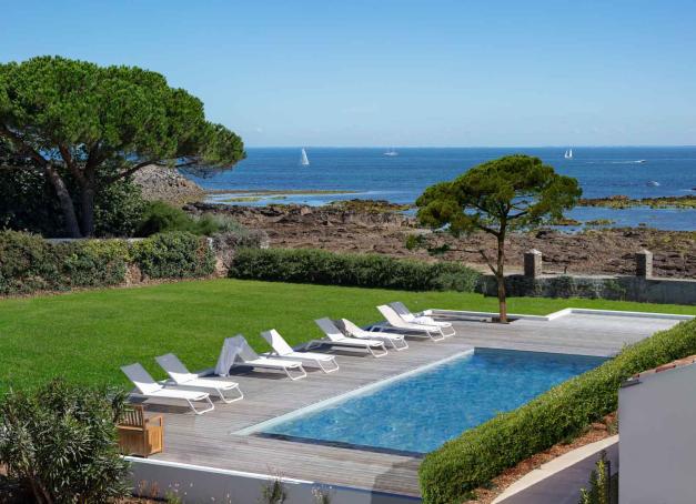 Longtemps cantonnée à son littoral et à ses stations familiales, la Vendée cache pourtant une scène hôtelière en pleine évolution. Sur la côte, dans les terres ou sur ses îles, une nouvelle génération d’hôtels repensent l’expérience du séjour, avec une attention particulière portée au cadre et au confort. Tour d’horizon des meilleures adresses du département, signé Yonder.