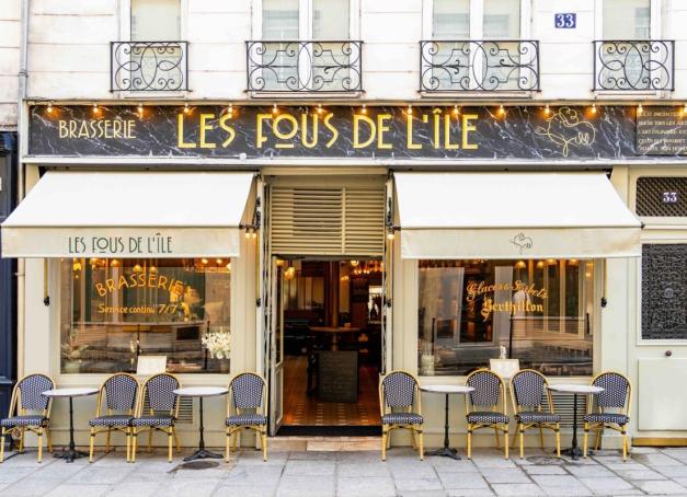 Sur l'Île Saint-Louis, la brasserie Les Fous de l'Île fait peau neuve : cuisine généreuse, décor chic et décomplexé, cave secrète. Yonder a testé l'adresse. 