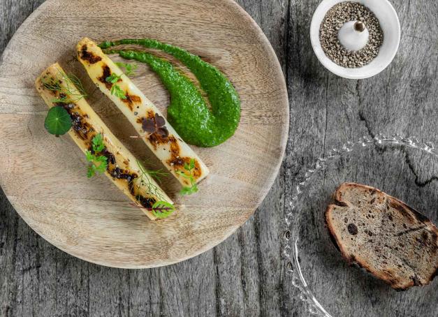 Si on ne présente plus le restaurant Michel Guérard - trois Étoiles au guide Michelin depuis plus de 45 ans (!) - on redécouvre avec joie L'Orangerie, le jardin d'hiver du domaine familial, auréolé d'une Étoile depuis mars 2025 et idéal pour prolonger l'été.
