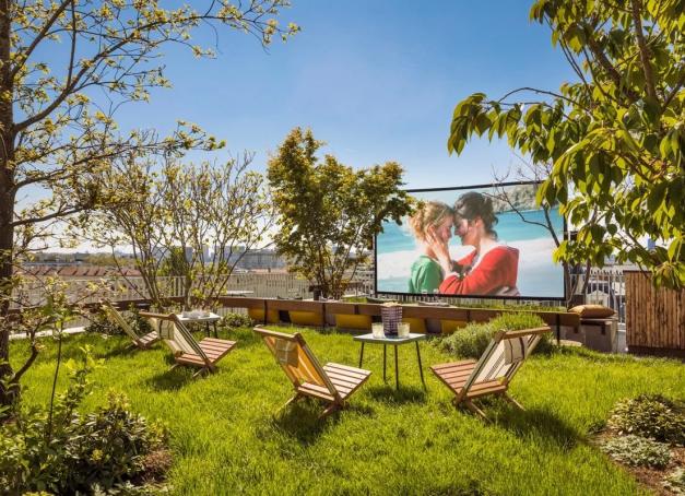 Depuis la couette chaude de son lit, dans une salle intimiste et confortable ou sur un rooftop panoramique, apprécier le cinéma dans un hôtel de luxe promet un instant cinématographique unique.