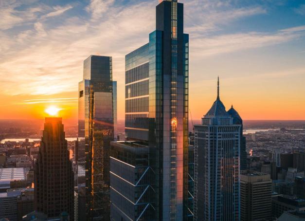 À Philadelphie, chaque voyageur trouve chaussure à son pied. Que vous voyagiez avec un œil sur le budget ou avec des envies de luxe, la ville propose une belle diversité d’adresses. Tour d’horizon des meilleurs hôtels de Philadelphie où poser ses valises.

