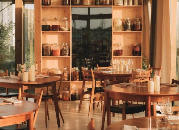 Freia enchante la scène culinaire nantaise Après le succès de Vacarme, Sarah Mainguy réalise ici son rêve d'une cuisine contemporaine, végétale et aux accents scandinaves. Notre avis sur Freia, restaurant étoilé à Nantes.