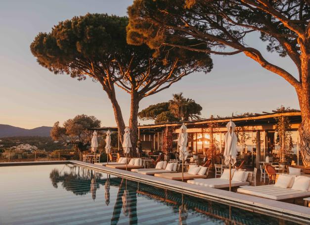 La détox oui, mais sans renoncer au plaisir. Dans la galaxie des hôtels wellness, Lily of the Valley réussit l’équation rare d’allier haute technicité et épicurisme. Dans un décor azuréen déroulant piscine et pins parasols, l’hôtel de luxe propose des cures efficaces même sur quelques jours. 