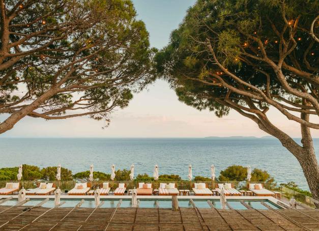L’appel du large se fait sentir, mais les vacances semblent encore loin ? Offrez-vous une pause bien méritée le temps d’un week-end au bord de la mer. Que ce soit sur les rivages ensoleillés de la Méditerranée, les vagues sauvages de l’Atlantique ou les côtes pittoresques de la Manche, découvrez nos 14 idées de destinations pour vous ressourcer et vous évader en toute simplicité.
