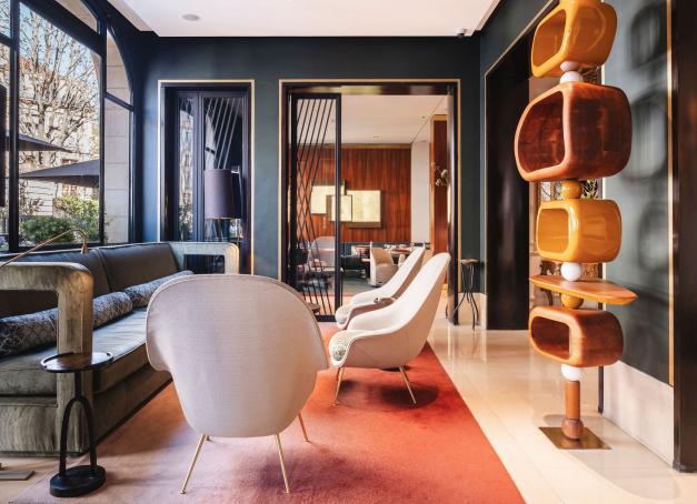 Entre ses cafés iconiques, ses galeries d’art, ses libraires et ses antiquaires, le cœur de la Rive gauche incarne un art de vivre parisien bien particulier. Ici, chaque hôtel reflète une facette différente de l’âme germanopratine. Sélection des meilleurs hôtels de Saint-Germain-des-Prés.
