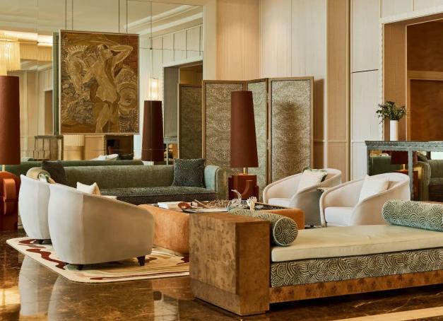 Palaces historiques, décors grandioses et icônes réinventées : de Nice à Miami, découvrez les plus beaux hôtels Art déco pour voyager… dans le temps.