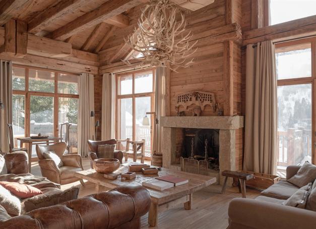 Au cœur des 3 Vallées et de ses 600 km de pistes skiables, ces maisons de montagne incarnent le summum de la vie alpine luxueuse. En habit de vieux bois, les plus beaux chalets de Méribel dissimulent des prestations d’un confort sans commune mesure. Voici nos préférés. 