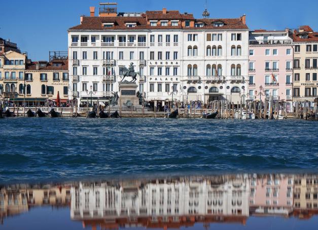 Au-delà de Venise qui compte parmi les plus beaux hôtels d'Italie, l'arrière-pays et les villes de Padoue, Trévise, Abano comptent de nombreux 4 et 5 étoiles où l'on rêve de poser nos valises. Notre sélection d'hôtels de luxe et de charme et Vénétie.