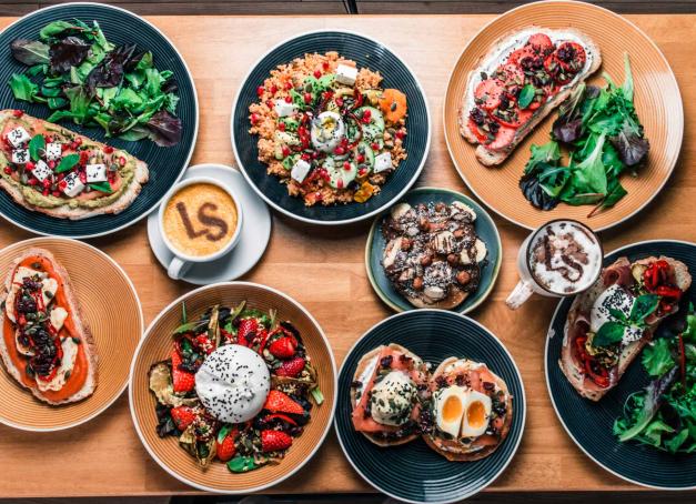 Si la capitale regorge de bonnes adresses brunch, d’autres villes franciliennes peuvent se targuer de proposer de nombreux spots où s’adonner à cette pratique. En commençant par la plus royale de toutes : Versailles. Suivez-nous à la découverte des meilleurs brunchs de Versailles, des plus luxueux aux plus atypiques.