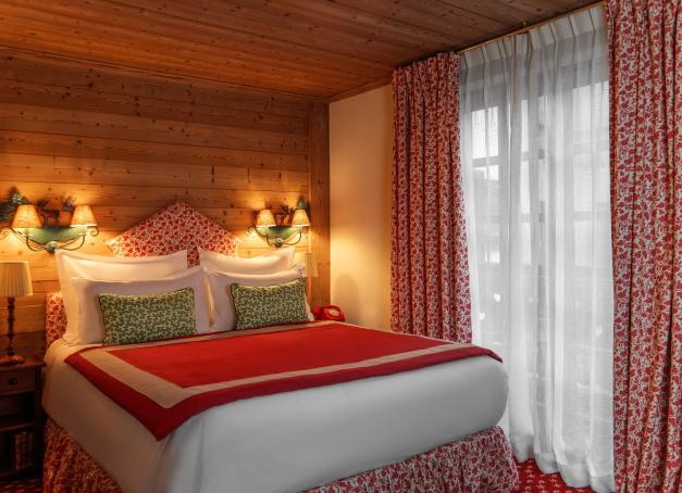 Après une longue rénovation, l’Hôtel Saint-Georges rouvrira ses portes le 19 décembre 2025 à Megève. Entièrement repensé par le collectif Chapitre Six et le designer britannique Luke Edward Hall, ce chalet réinventé mêle élégance montagnarde et excentricité colorée.