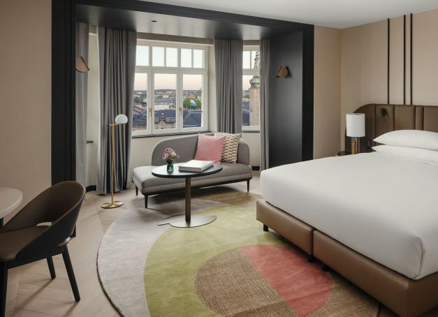 Entre élégance discrète et modernité assumée, l'hôtel 4 étoiles Luxembourg Marriott Hôtel Alfa, inauguré début juillet, signe le grand retour d’une adresse mythique dans la capitale européenne. Après une rénovation ambitieuse, l’établissement conjugue héritage, Art, déco et confort contemporain, dans un esprit résolument urbain. 