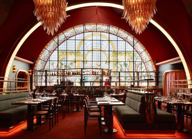 En hommage à la célèbre meneuse de revue Mistinguett, ce bistrot chic et élégant fusionne à lui seul toutes les plus ravissantes coquetteries.