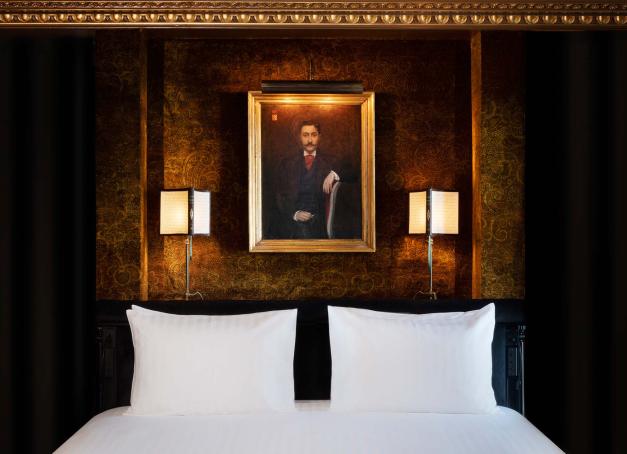 Troisième hôtel de la Collection Maisons Particulières, Maison Proust ressuscite l’atmosphère feutrée des grands salons de la Belle Époque en rendant hommage à l’univers de Marcel Proust.
