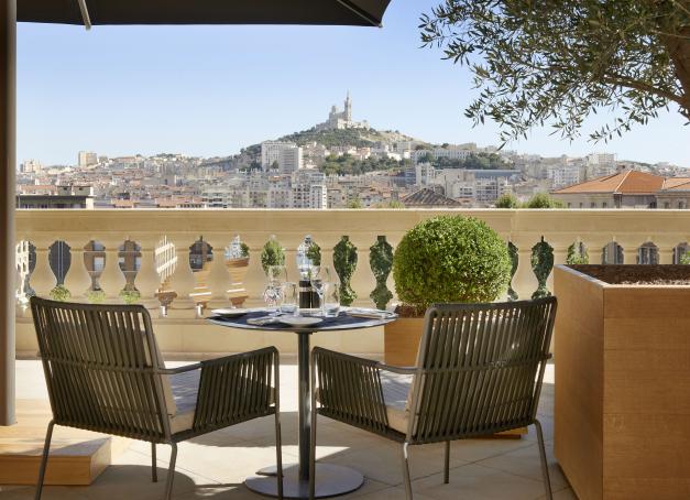 Cet été, nous avons posé nos valises chez le petit frère marseillais de l'InterContinental Paris Le Grand : l'InterContinental Marseille - Hotel Dieu. Lové sur les hauteurs du Panier, cette pépite architecturale du XVIIIᵉ siècle s'impose sans conteste comme la plus belle adresse de la cité phocéenne, mariant la grandeur d'un monument historique à un panorama imprenable sur le Vieux-Port et Notre-Dame de la Garde.
