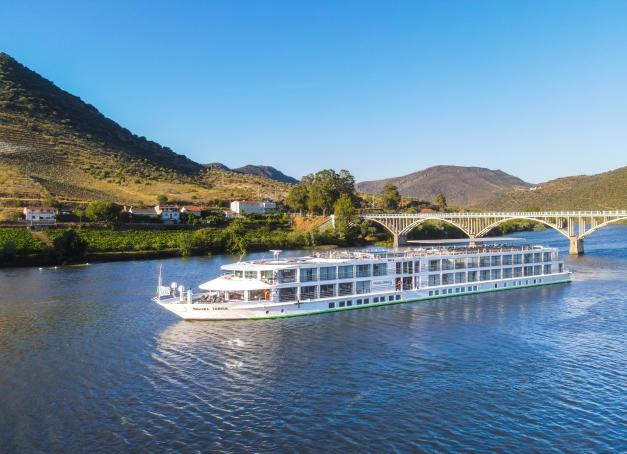Au fil du « fleuve d’or », entre pentes abruptes, vignobles en terrasse et villages perchés, la croisière sur le Douro de 6 jours, proposée par la compagnie alsacienne familiale CroisiEurope, s’impose comme une invitation à ralentir, à observer et vivre le Portugal depuis le plus long de ses fleuves. Cerise sur le gâteau : l’opportunité de passer quelques jours à Porto, l’une des plus jolies villes d’Europe. On a testé pour vous.