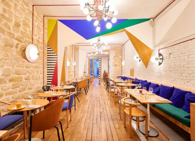 Des ingrédients et des influences qui fusent dans tous les sens, un bistrot moderne et coloré, bienvenu chez Mâche, nouvelle table voyageuse du 10e arrondissement de Paris.