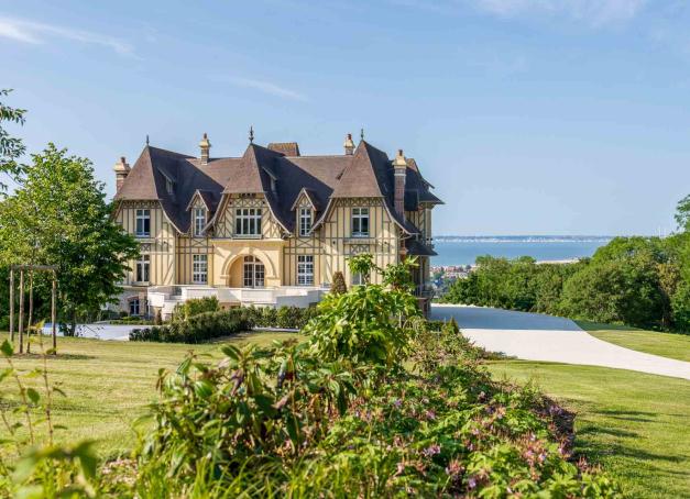 À l’arrivée, c’est un panorama saisissant qui s’impose au voyageur, celui d’un hôtel en Normandie tout juste rénové et désormais classé 5 étoiles de caractère. Mais au-delà de la vue, ce sont les attentions, la qualité des services et l’investissement d’une équipe chaleureuse qui ont marqué notre séjour.